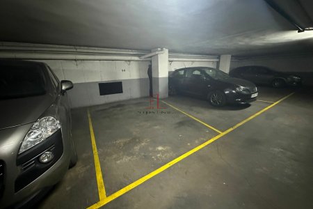 Parking ideal para coche mediano en C/ Pujades Figueres