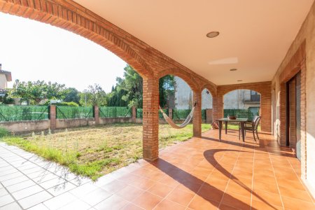 Espectacular casa en bon estat amb jardí i garatge tancat Ordis